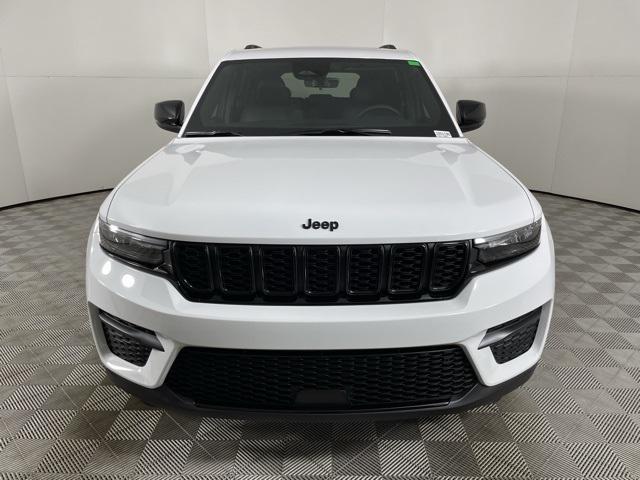 new 2025 Jeep Grand Cherokee car, priced at $42,001