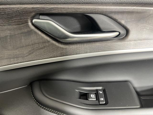 new 2025 Jeep Grand Cherokee car, priced at $42,900