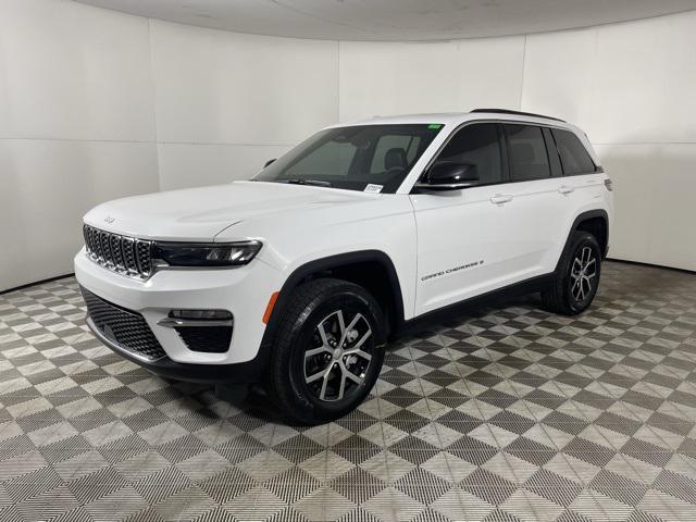 new 2025 Jeep Grand Cherokee car, priced at $42,900