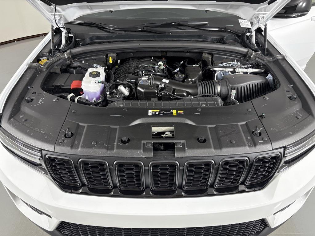 new 2025 Jeep Grand Cherokee car, priced at $38,900