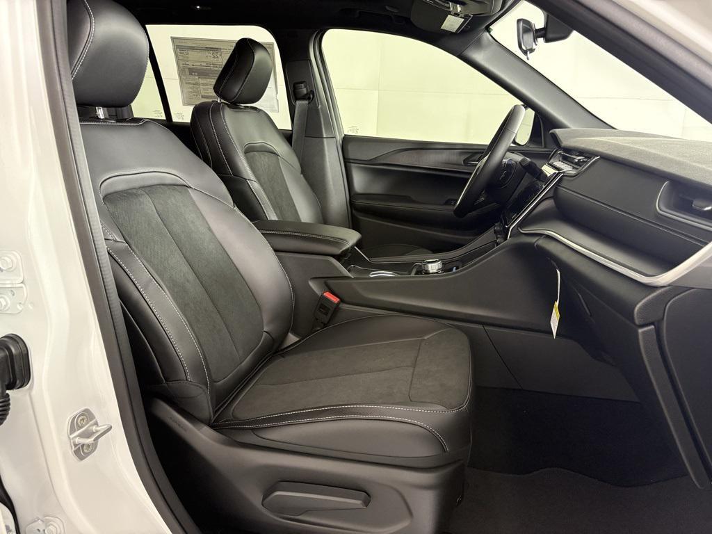 new 2025 Jeep Grand Cherokee car, priced at $38,900