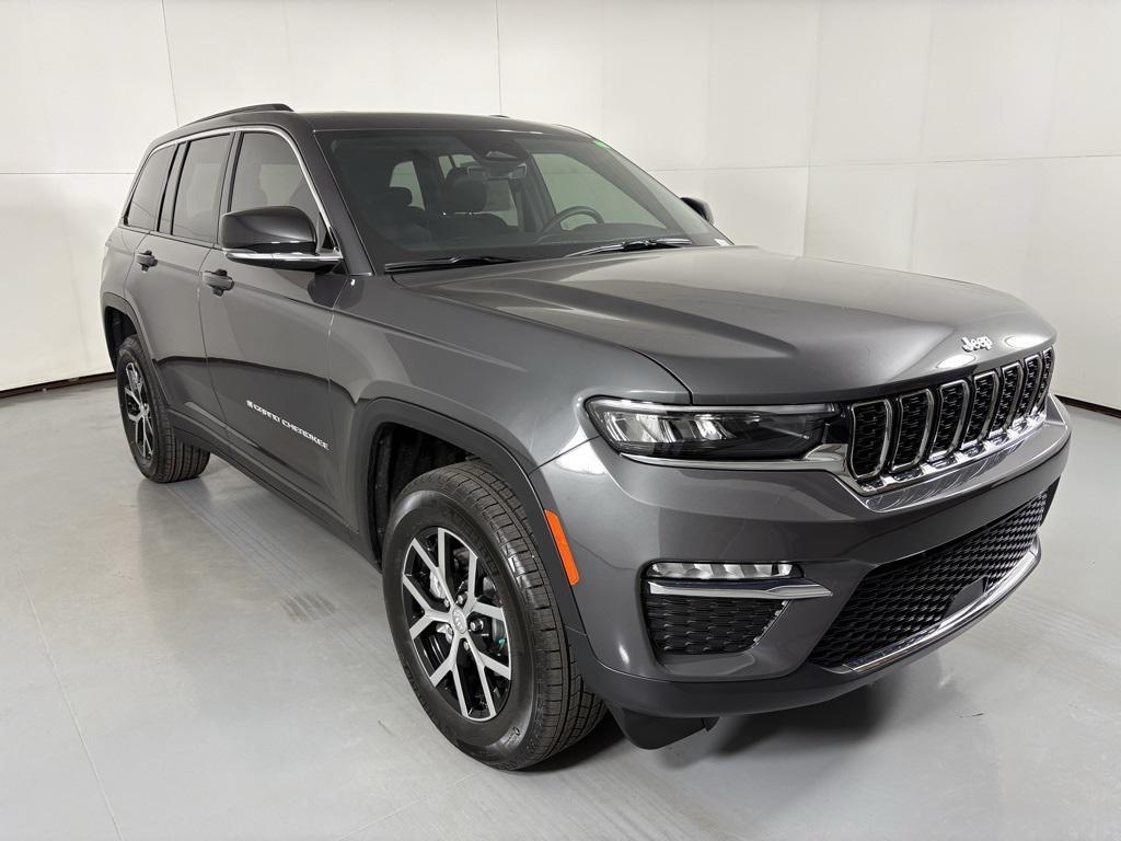 new 2025 Jeep Grand Cherokee car, priced at $42,900