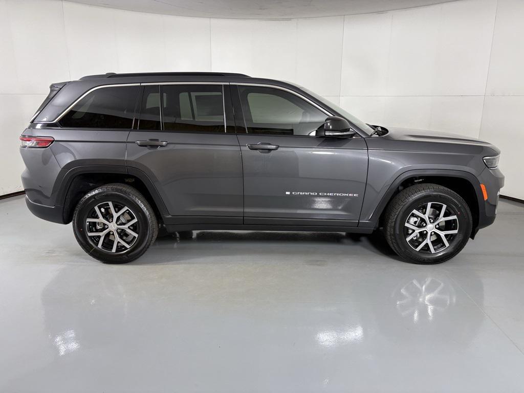 new 2025 Jeep Grand Cherokee car, priced at $42,900