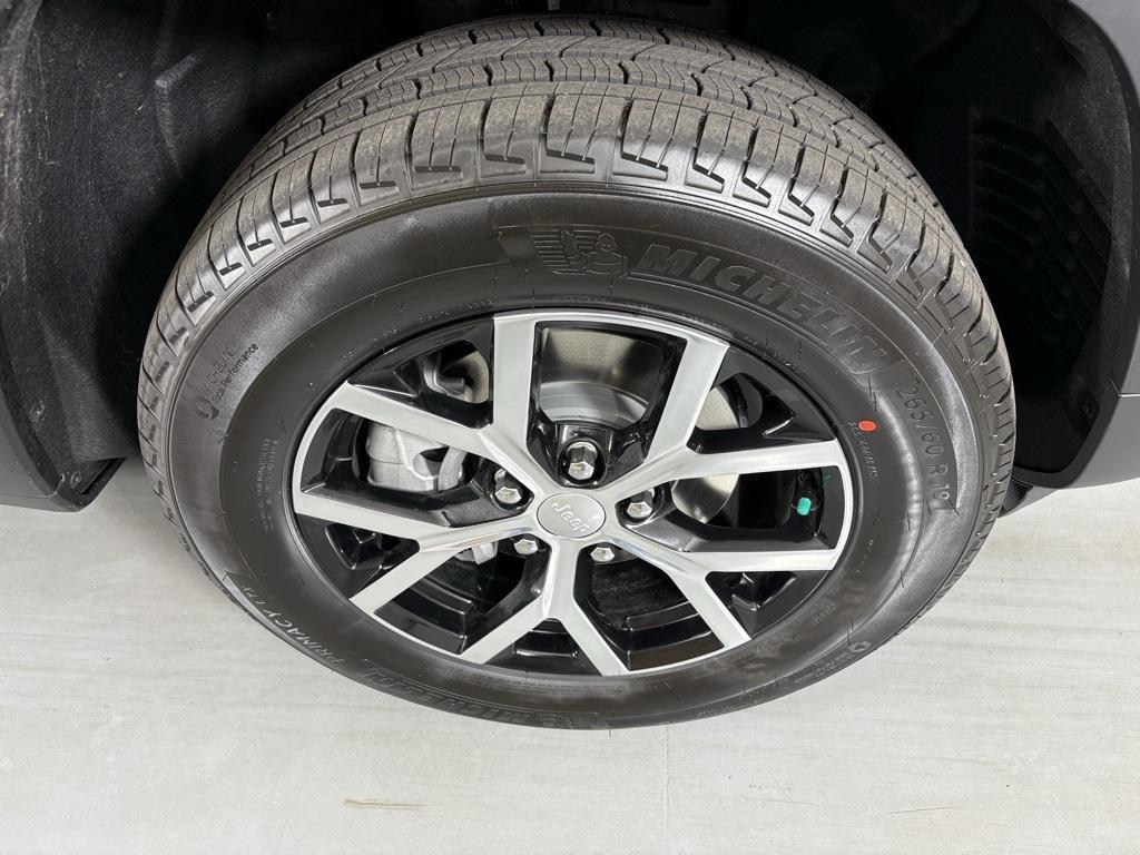 new 2025 Jeep Grand Cherokee car, priced at $42,900