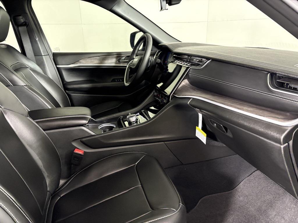 new 2025 Jeep Grand Cherokee car, priced at $42,900