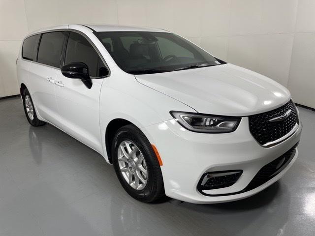 new 2025 Chrysler Pacifica car, priced at $36,445
