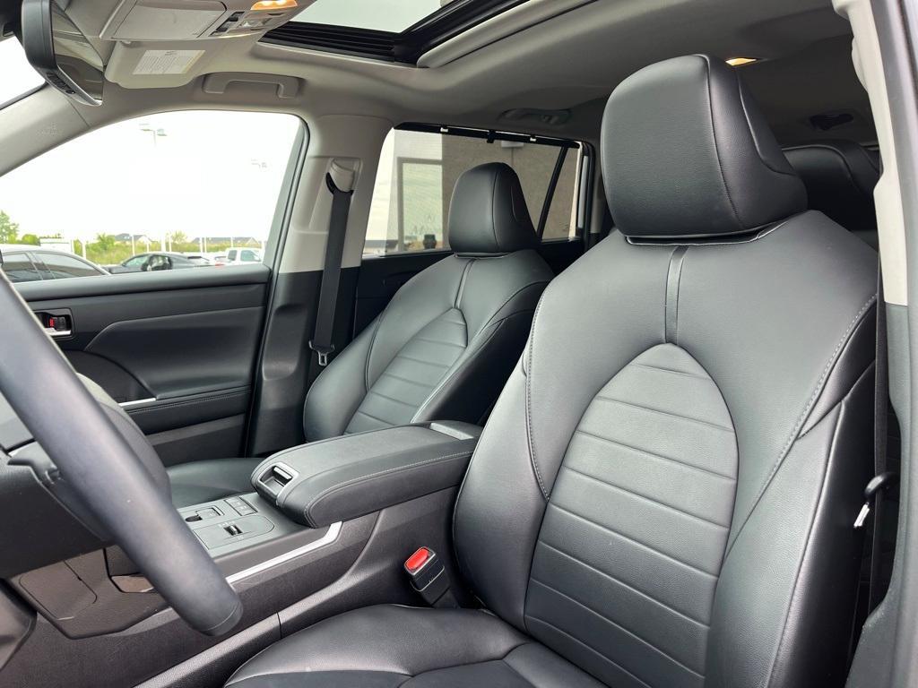 used 2021 Toyota Highlander Hybrid car, priced at $35,914