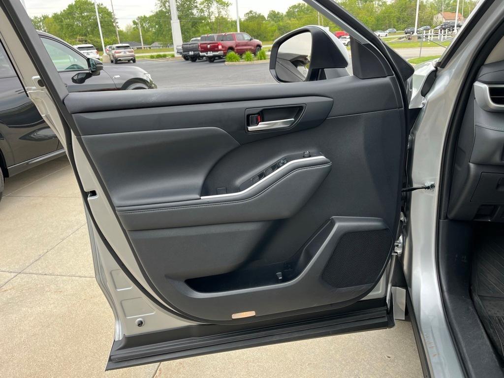 used 2021 Toyota Highlander Hybrid car, priced at $35,914