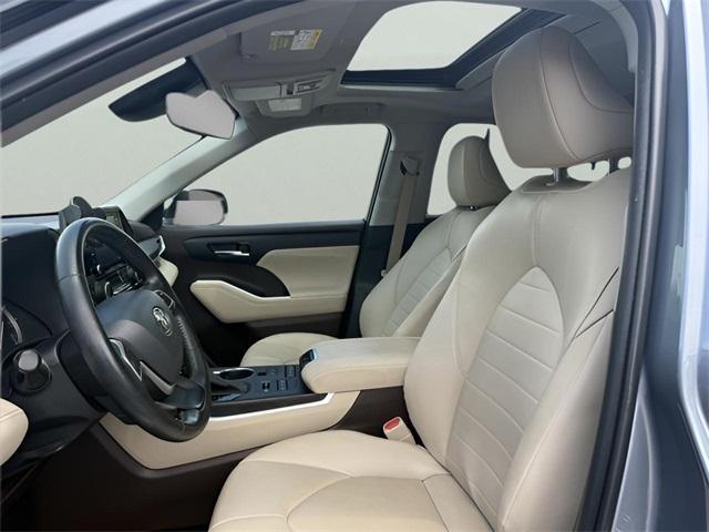 used 2022 Toyota Highlander car, priced at $35,563