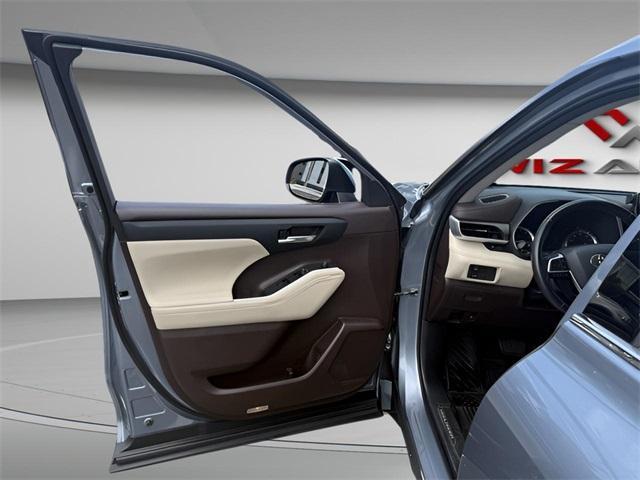 used 2022 Toyota Highlander car, priced at $35,563