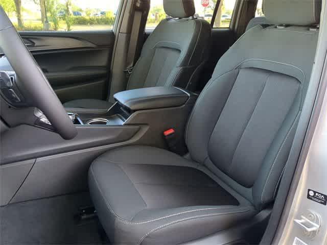 new 2025 Jeep Grand Cherokee car, priced at $35,900