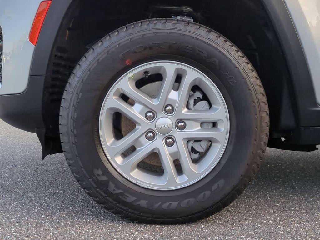 new 2025 Jeep Grand Cherokee car, priced at $37,553