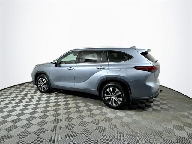 used 2022 Toyota Highlander car, priced at $38,422