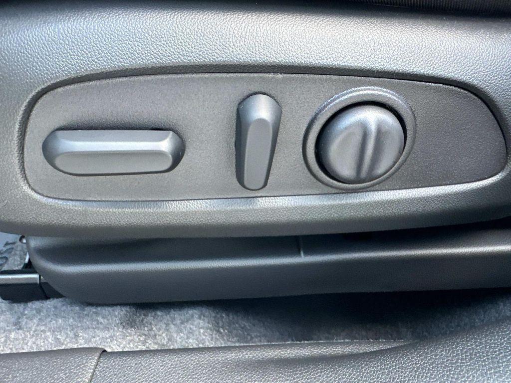 new 2025 Buick Envista car, priced at $30,576