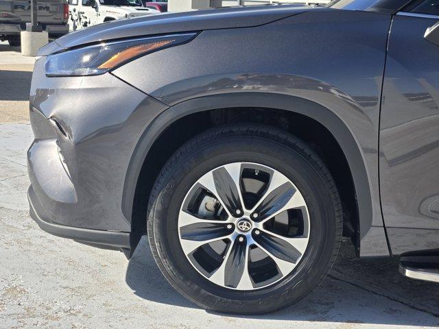 used 2022 Toyota Highlander car, priced at $34,000