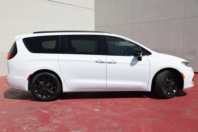 new 2024 Chrysler Pacifica car, priced at $48,369