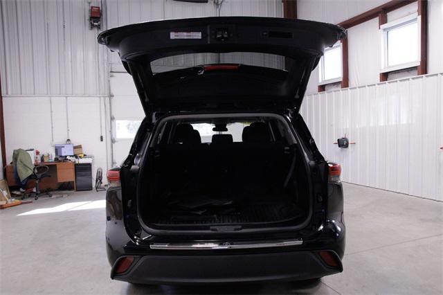used 2022 Toyota Highlander car, priced at $33,200