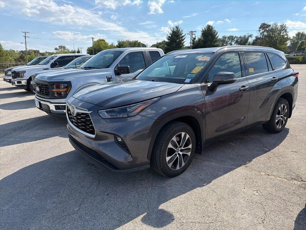 used 2022 Toyota Highlander car, priced at $31,990