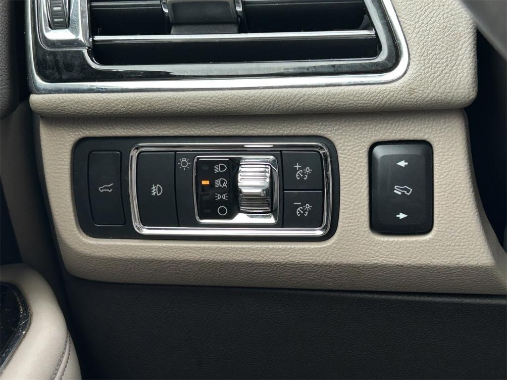 used 2022 Lincoln Navigator car, priced at $55,988