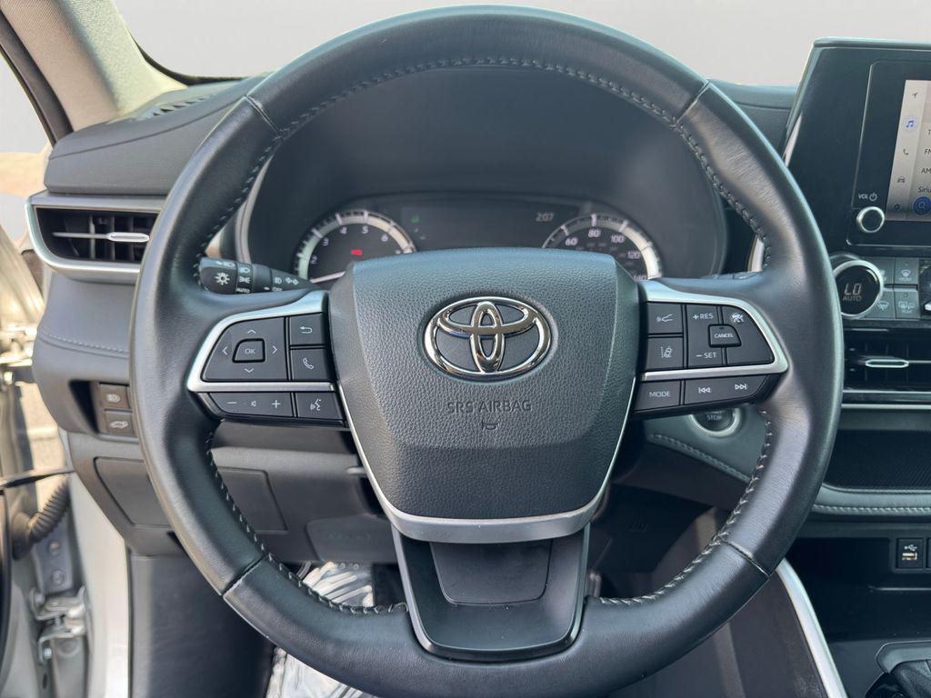 used 2024 Toyota Highlander car, priced at $33,294
