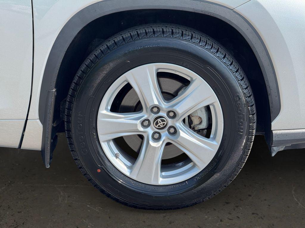 used 2024 Toyota Highlander car, priced at $33,294