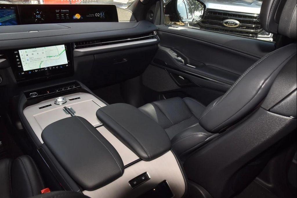 new 2025 Lincoln Navigator car, priced at $101,698