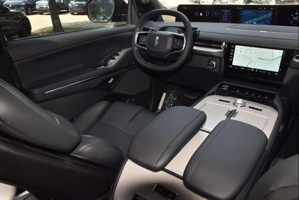 new 2025 Lincoln Navigator car, priced at $101,698