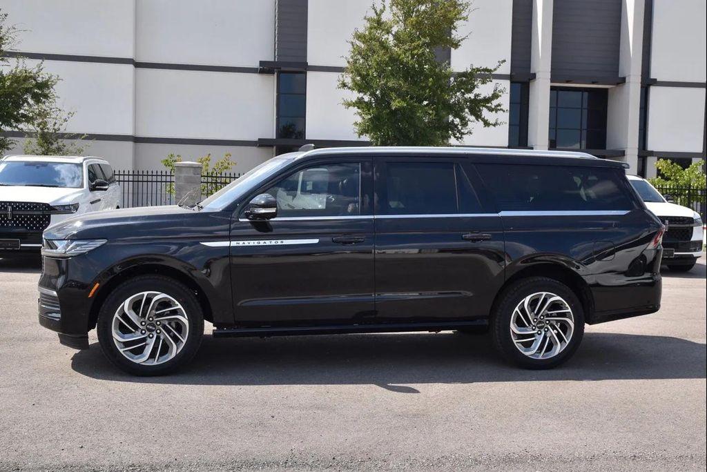 new 2025 Lincoln Navigator car, priced at $104,333