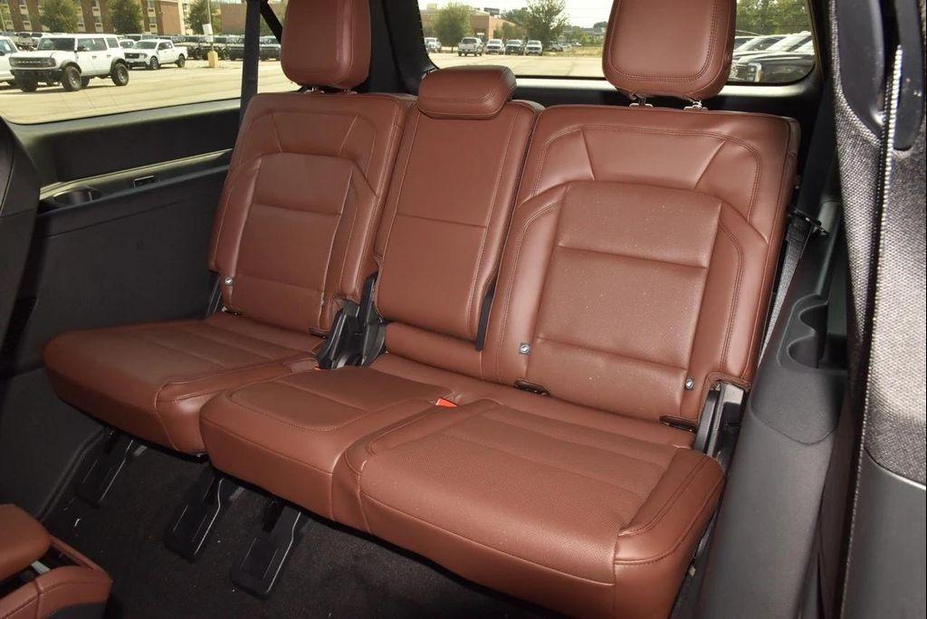 new 2025 Lincoln Navigator car, priced at $104,333