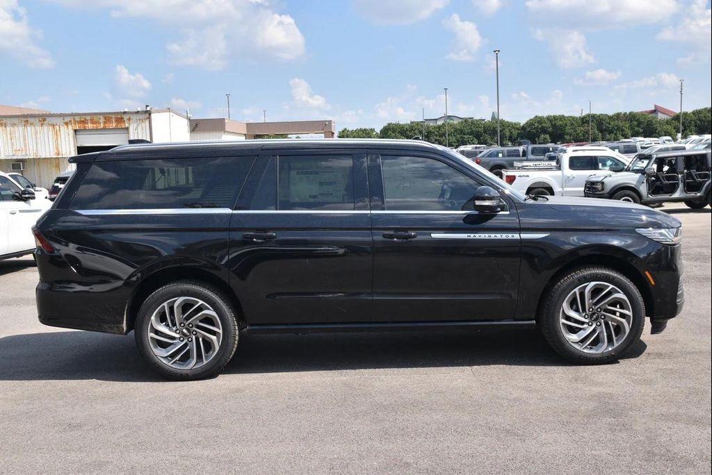 new 2025 Lincoln Navigator car, priced at $104,333