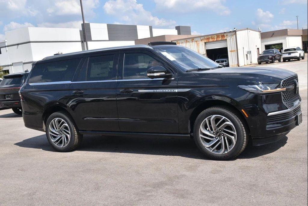 new 2025 Lincoln Navigator car, priced at $104,333