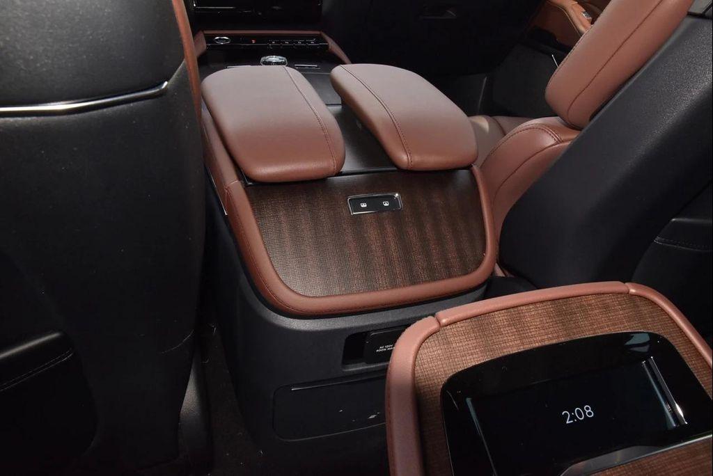 new 2025 Lincoln Navigator car, priced at $104,333