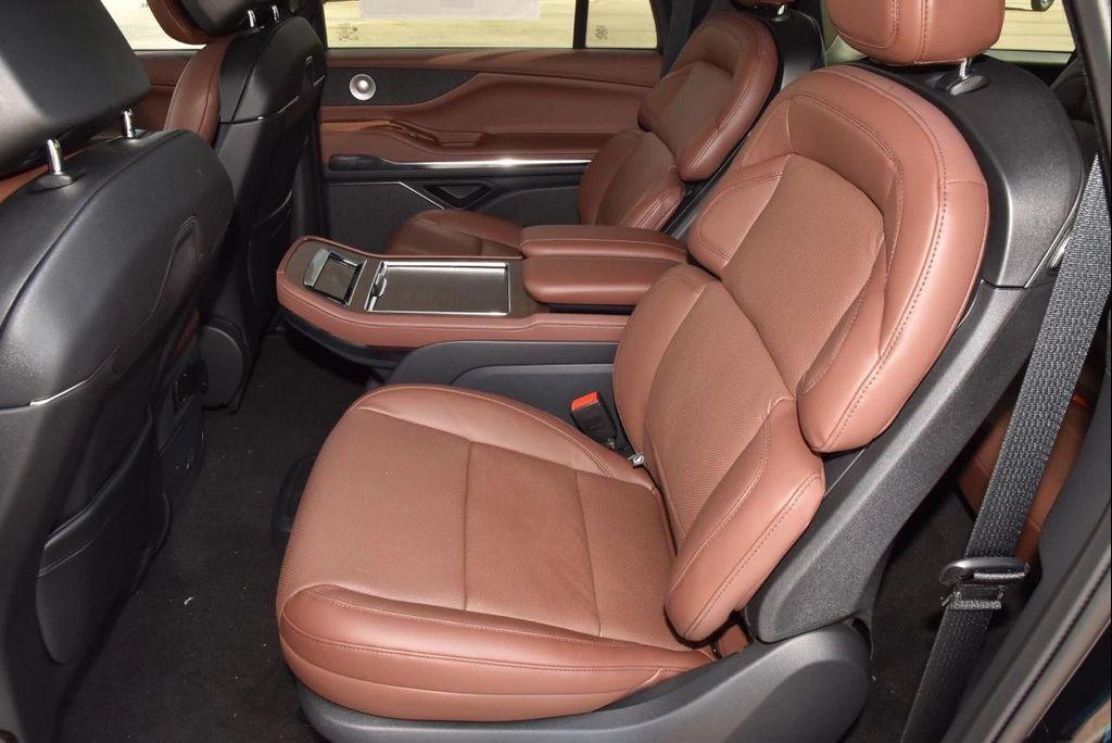 new 2025 Lincoln Navigator car, priced at $104,333