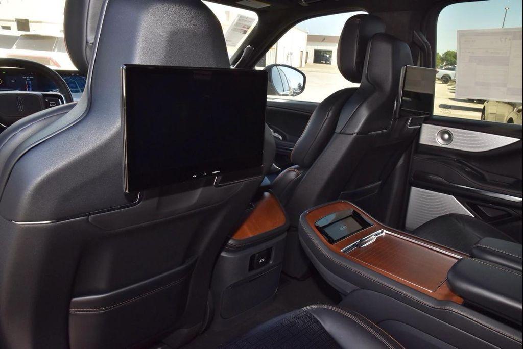 new 2025 Lincoln Navigator car, priced at $122,835