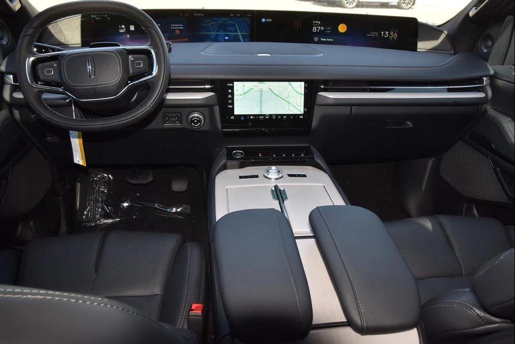 new 2025 Lincoln Navigator car, priced at $106,008