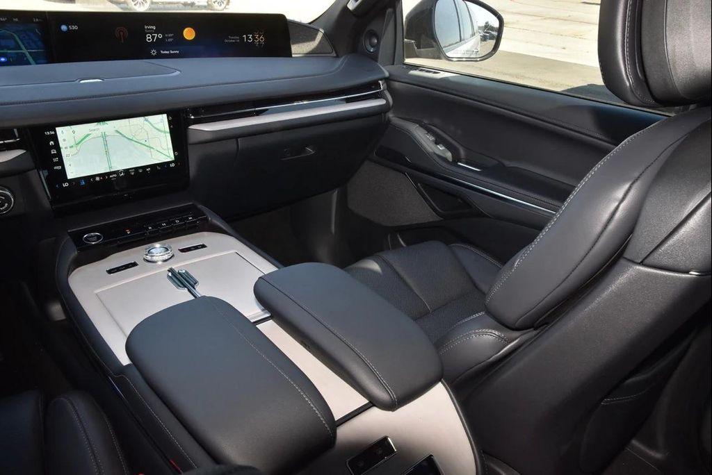 new 2025 Lincoln Navigator car, priced at $106,008