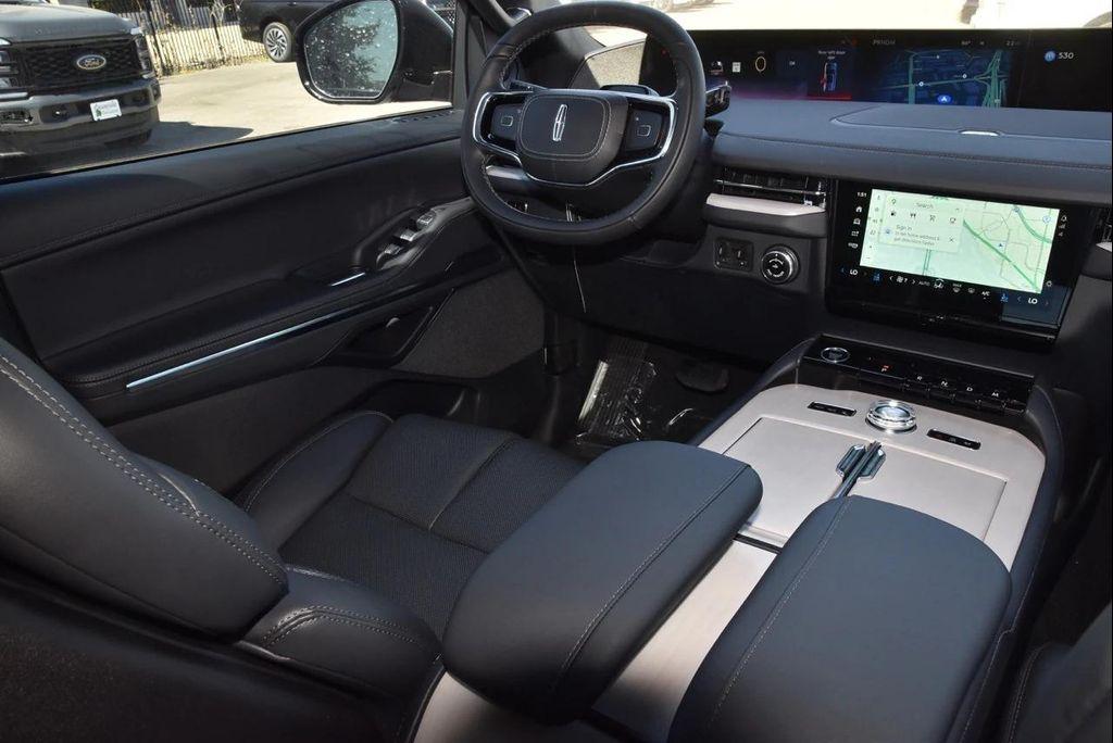 new 2025 Lincoln Navigator car, priced at $103,286