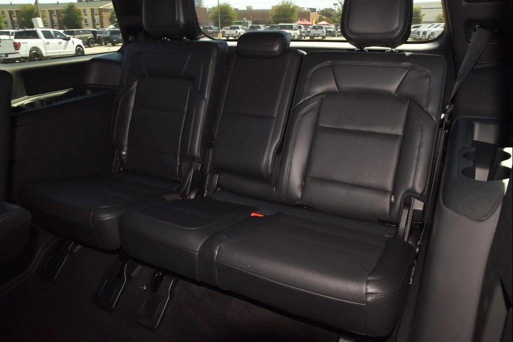 new 2025 Lincoln Navigator car, priced at $103,286