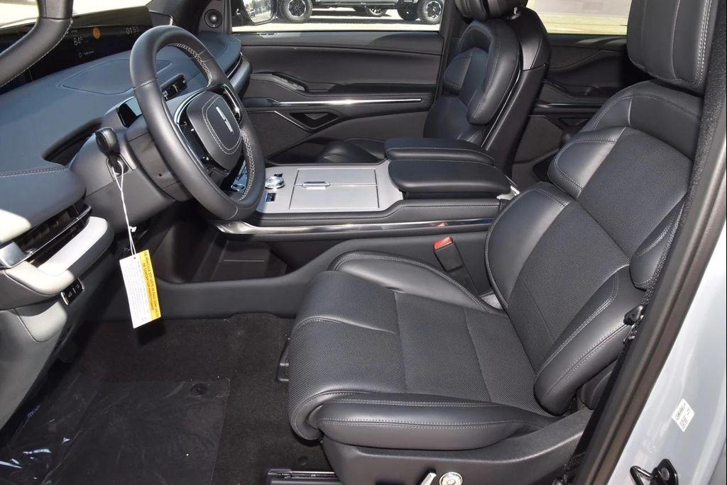 new 2025 Lincoln Navigator car, priced at $103,286