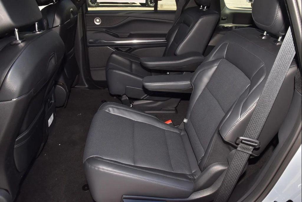 new 2025 Lincoln Navigator car, priced at $103,286