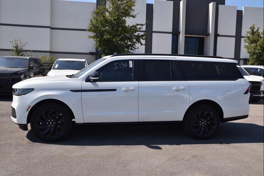 new 2025 Lincoln Navigator car, priced at $109,032