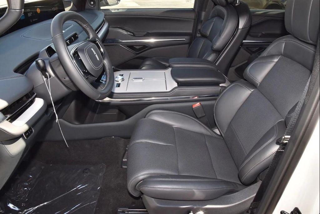 new 2025 Lincoln Navigator car, priced at $109,032