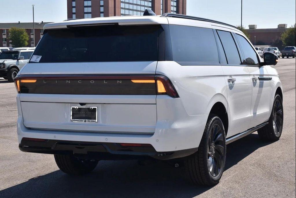 new 2025 Lincoln Navigator car, priced at $109,032