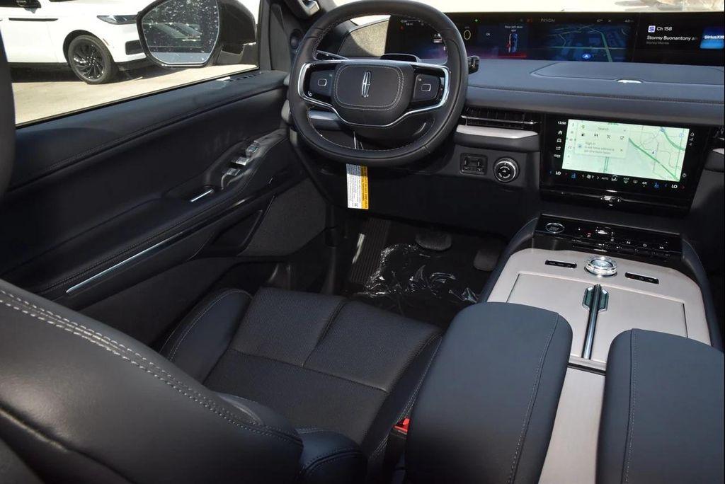 new 2025 Lincoln Navigator car, priced at $109,032