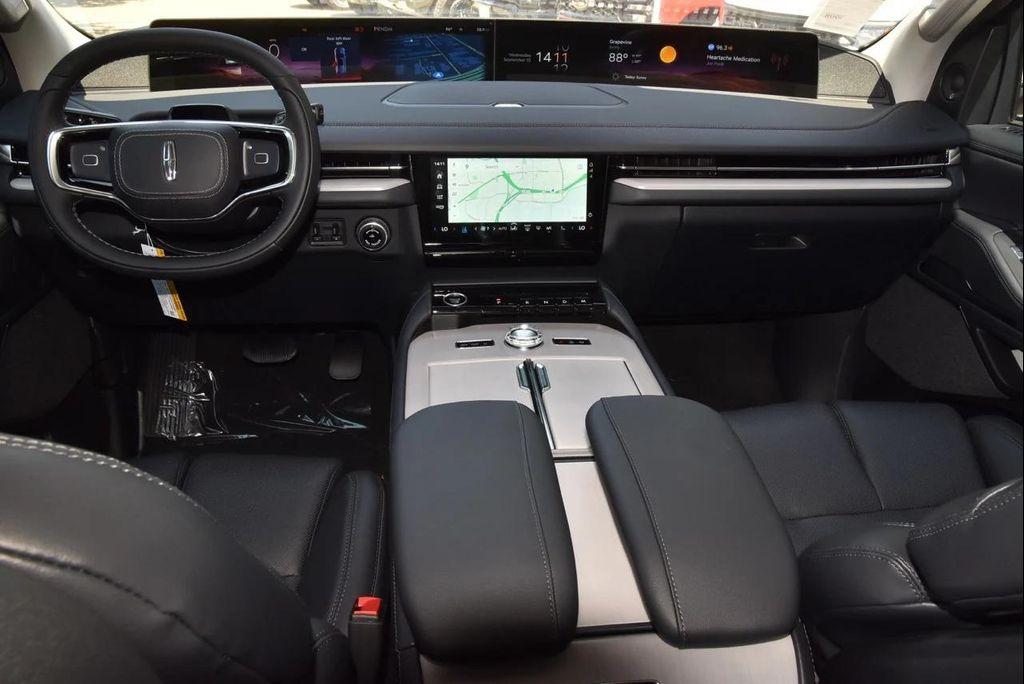 new 2025 Lincoln Navigator car, priced at $102,418