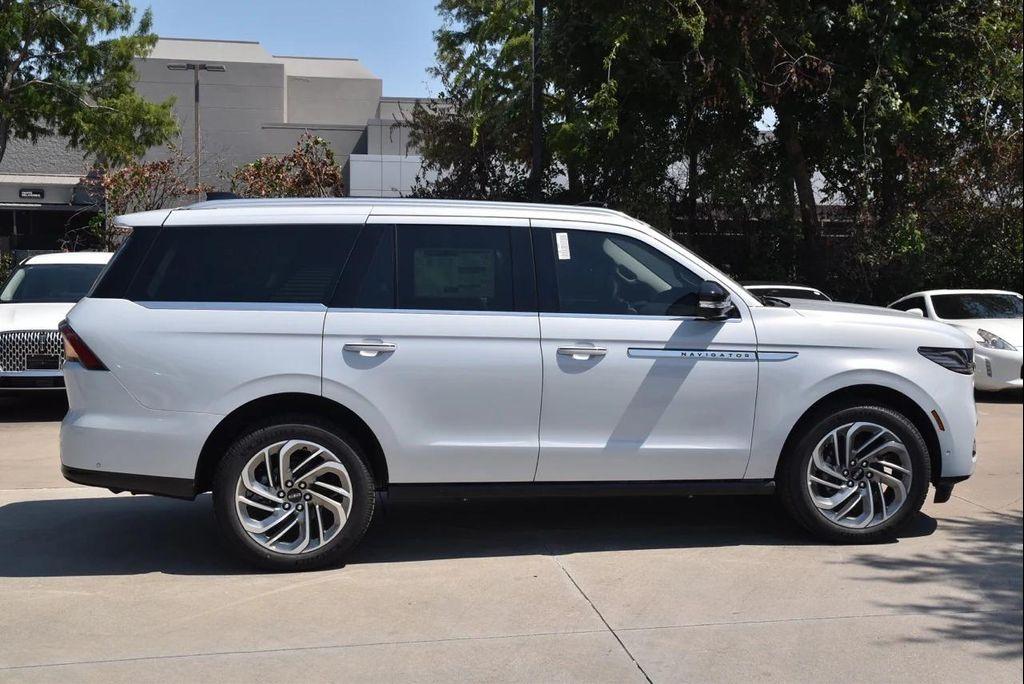 new 2025 Lincoln Navigator car, priced at $102,418