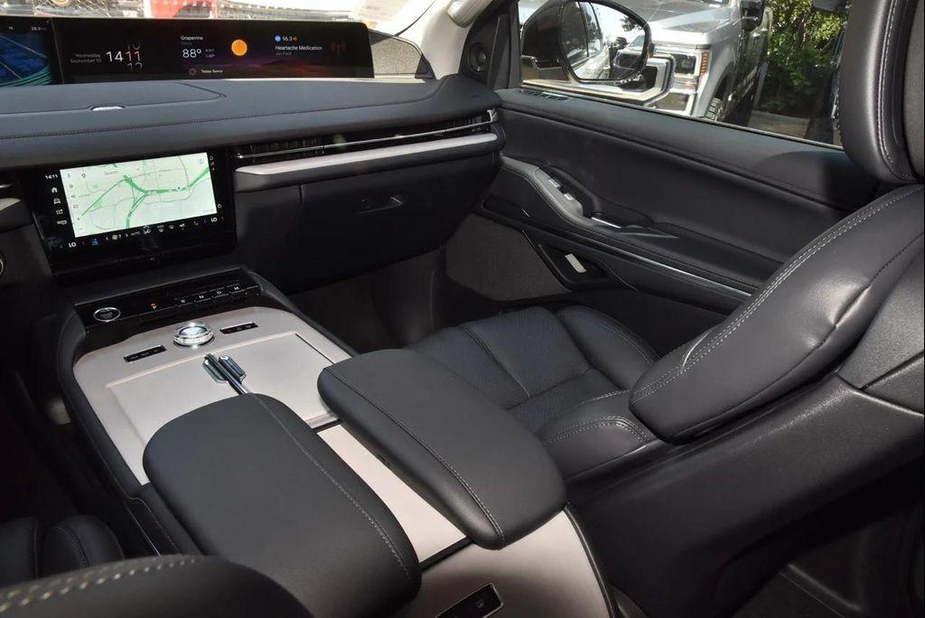 new 2025 Lincoln Navigator car, priced at $102,418