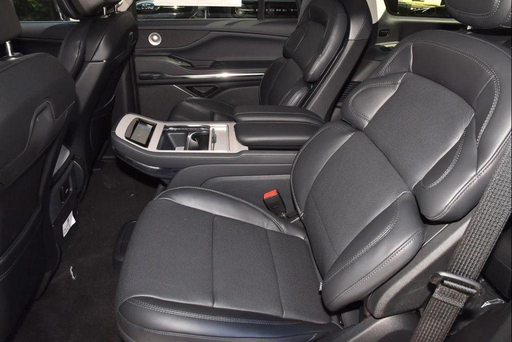 new 2025 Lincoln Navigator car, priced at $102,418