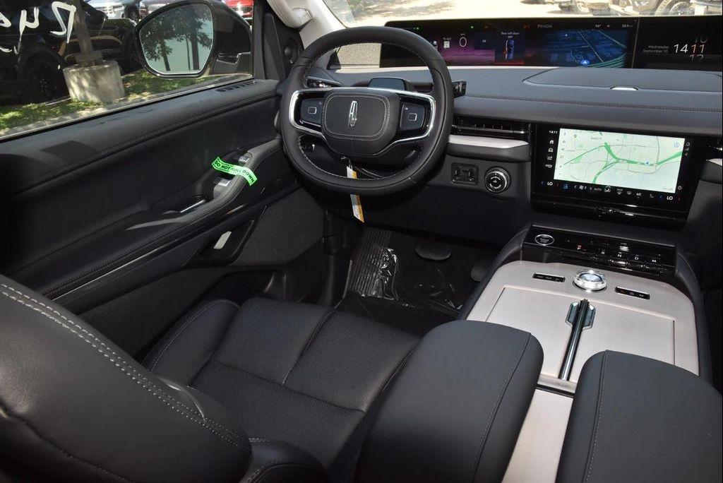 new 2025 Lincoln Navigator car, priced at $102,418