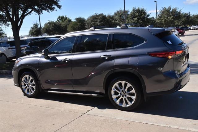 used 2021 Toyota Highlander car, priced at $31,300